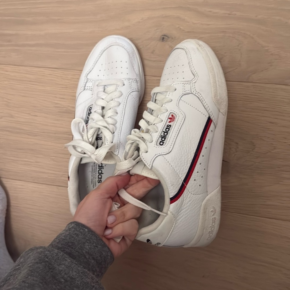 Adidas continental 80 sneaker. gently worn size 5.5 men’s fits 8 women’s